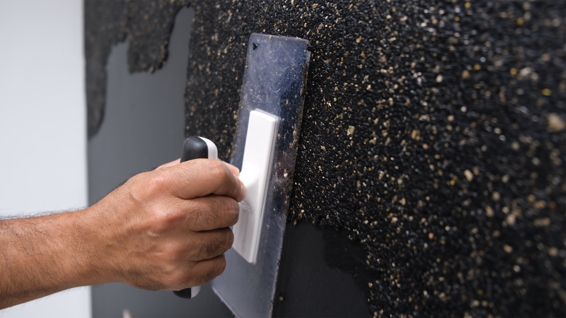 Metallic mineral finish with light reflections
